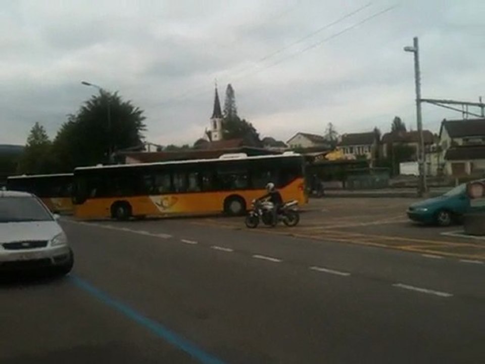 Départ des cars postaux de la gare de Laufen.