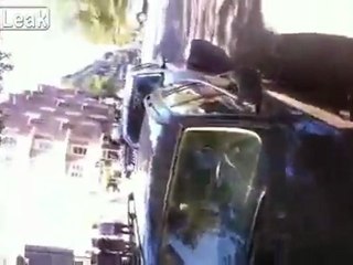 Polizistin vergessen die Bremse.