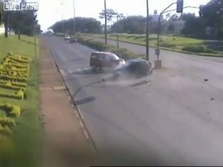 Faszinierende Absturz auf einen leeren Straße