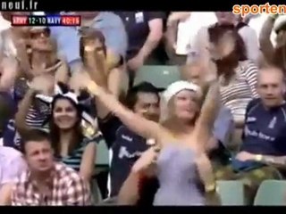 Οπαδός γδύνει τη φίλη του, σε αγώνα ράγκμπι!