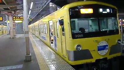 西武3000系3017F　東京富士大学ラッピング　小平を発車