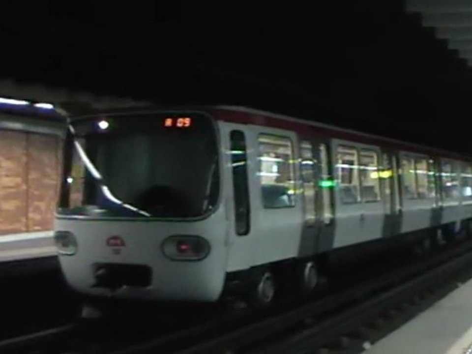 MPL75 : Mise en place sur le quai départ à la station Perrache sur la ligne A du métro de Lyon