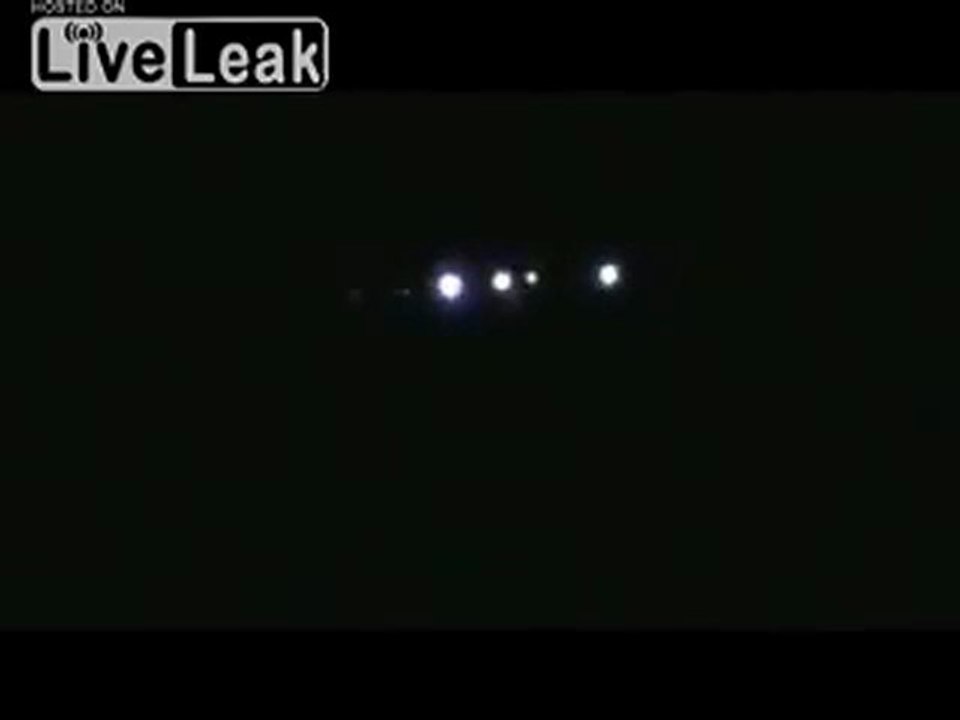 Massive UFO schwebt über Mayfield, Australien