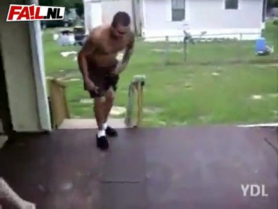 Dronken gast probeert Handstand Fail