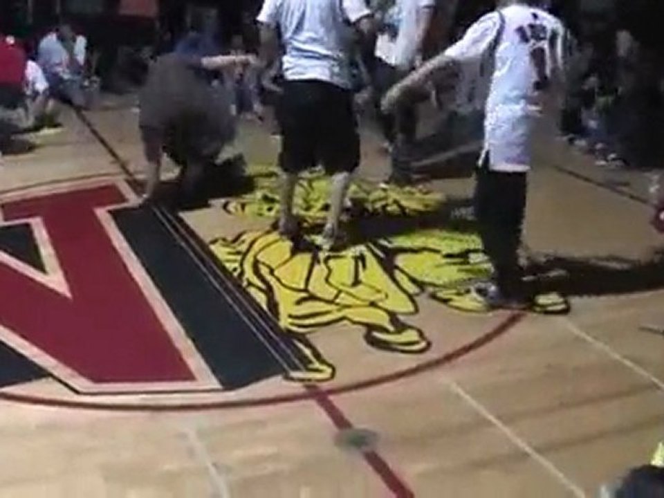 Breakdancer Kicks Wettbewerb in den Nüssen Fail