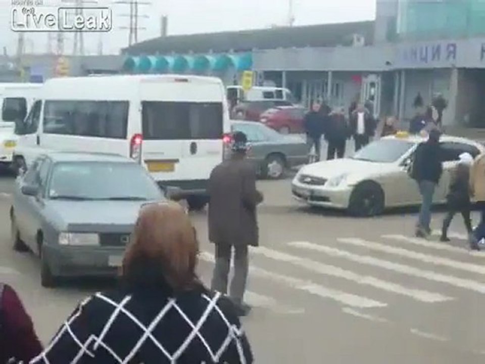 Warten auf das russische Stuhlgang zu Fuß über die Straße fahren Sie trinken