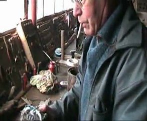 Michel  Ramezi dans son  atelier ; nous présente sa derniere eolienne,et un alternateur modifié