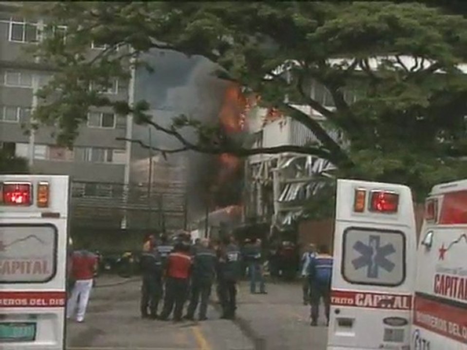 Colapsó edificio incendiado