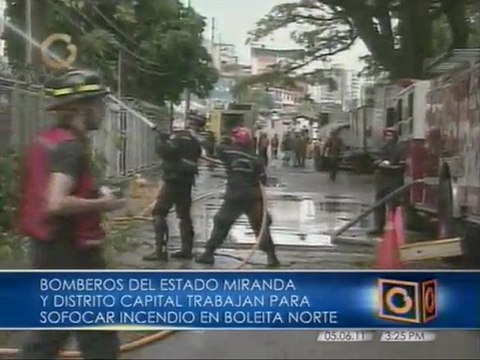 Bomberos trabajan para sofocar incendio