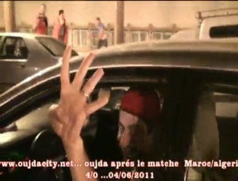 الجماهير الوجدية تعبر عن فرحتها بعد انتهاء مقابلة الفريق الوطني المغربي ضد نظيره الجزائري بمراكش