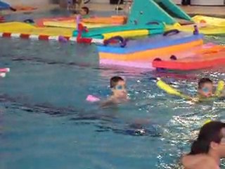 "Les petits poissons nagent comme les gros"