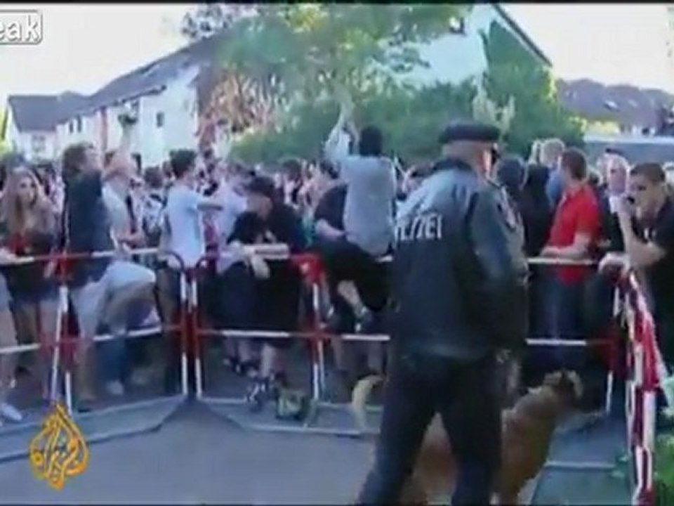 Hunderte von Menschen zeigen, sich für Mädchen die Geburtstagsparty