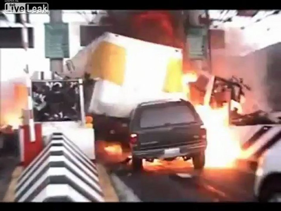 Big Truck verliert die Kontrolle und fegt alles in seinem Weg