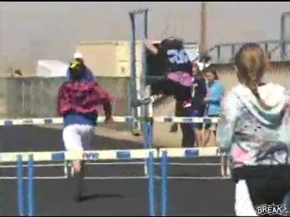 Kid's brutal ehrliche Kommentar von Mädchen Hürden Fail