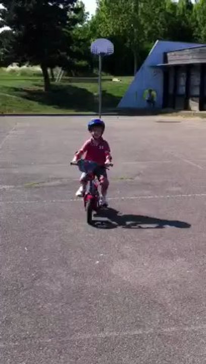 Hugo fait du vélo
