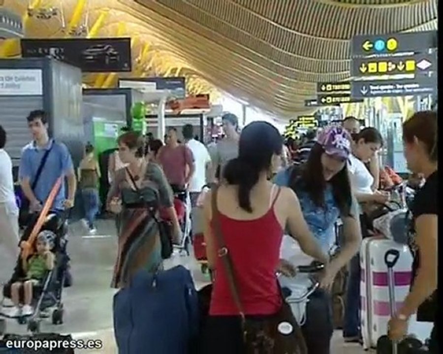 Viajeros en Barajas que comienzan sus vacaciones