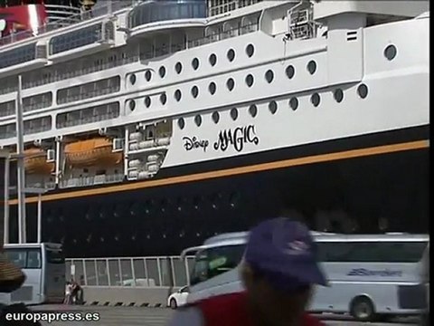 Un crucero recoge a 18 inmigrantes de una patera