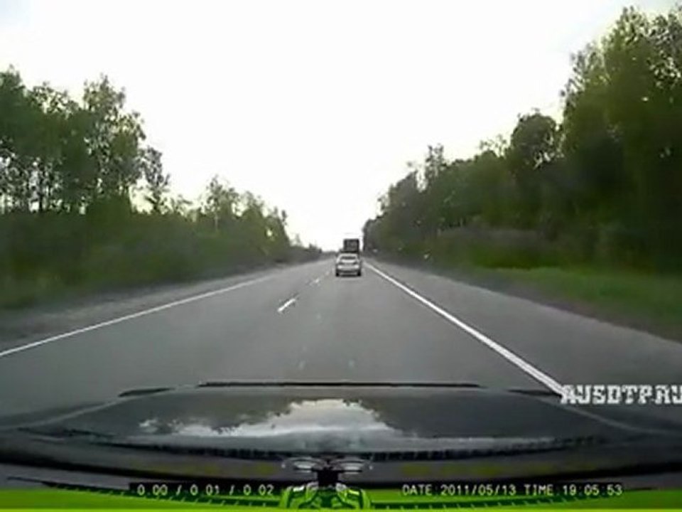 Опасный обгон справа от фуры (strangeworlds.at.ua)