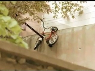 ÖZGÜN-SADECE ARKADAŞIZ [2011 Video Klip]