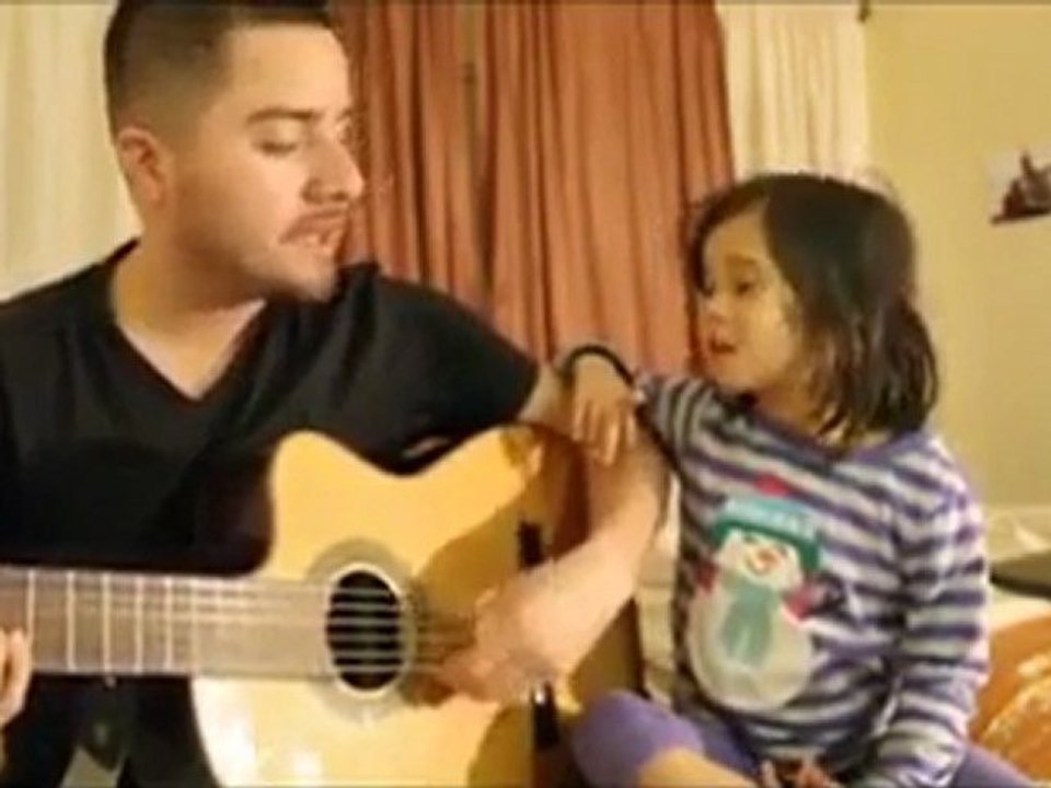 Un père chante avec sa fille