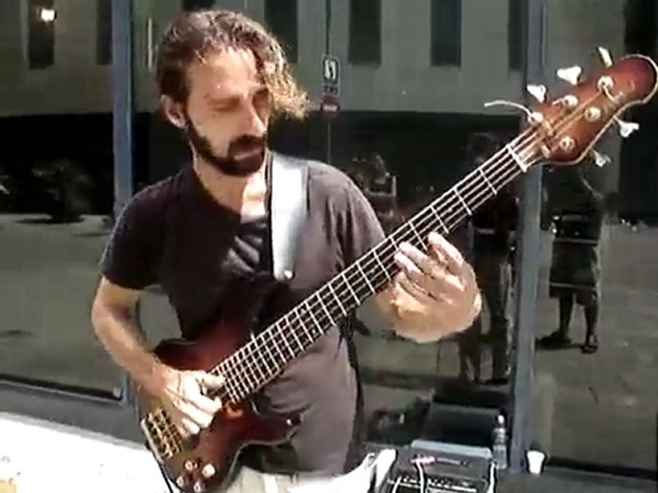 Une basse à 5 cordes