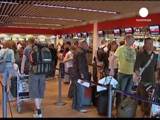 Compagnie aeree, stime utili dimezzate per 2011