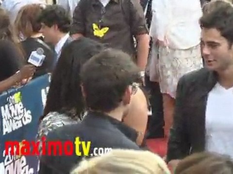 Jessica Szohr at 2011 MTV MOVIE AWARDS Red Carpet
