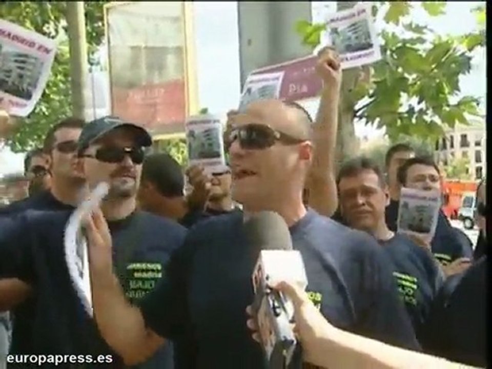 Bomberos increpan a Gallardón