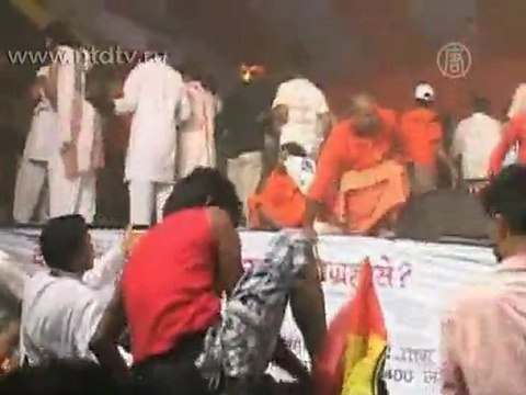 Голодавших против коррупции разогнала полиция