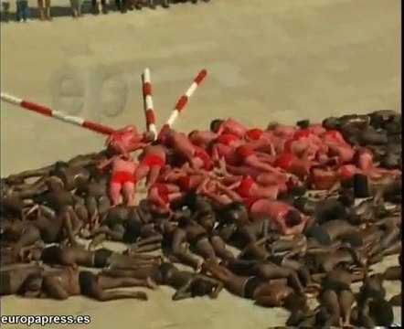 Desnudos contra los toros