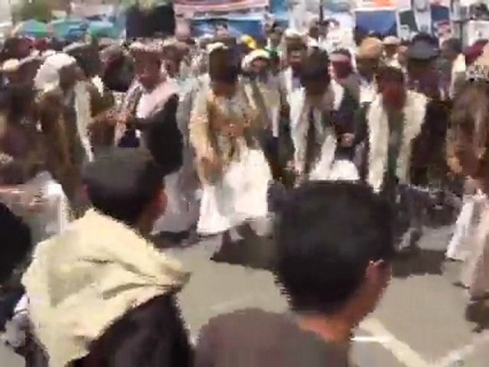 YEMEN'DE SAVAŞ YERİNE DANS