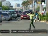 Un policier danse entre les voitures - no comment