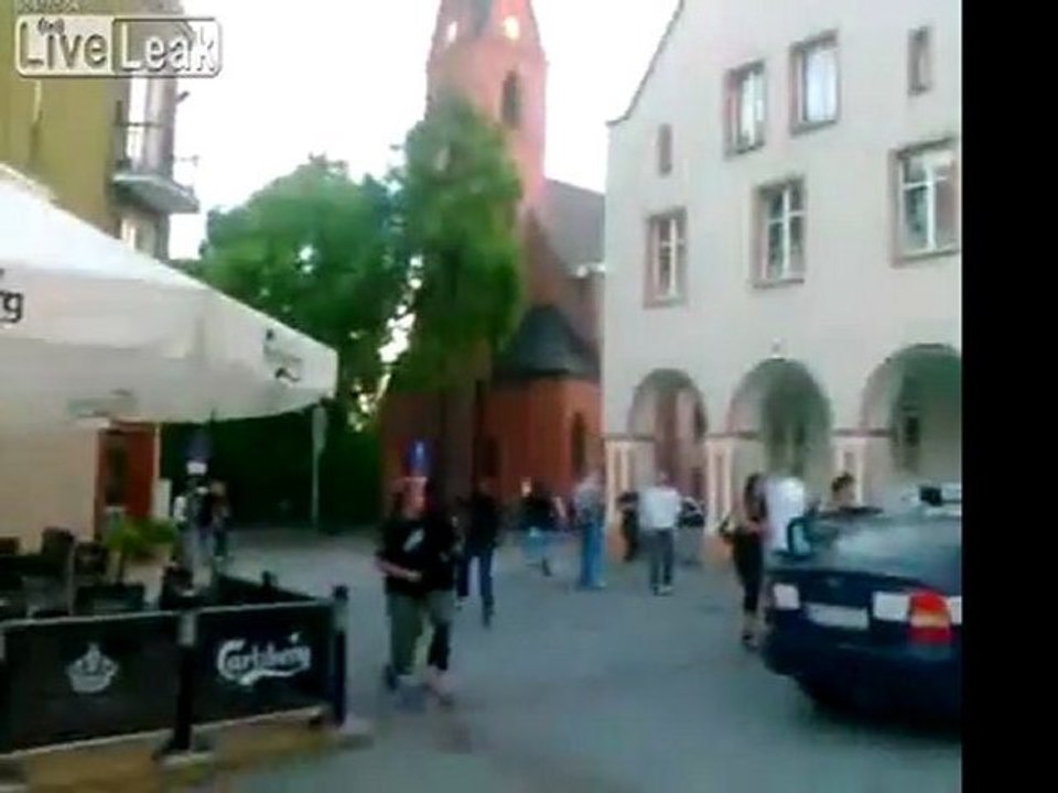 Guy hilft seinem Freund zu laufen aus Polizeiwagen in Polen