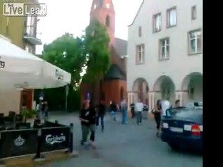 Guy hilft seinem Freund zu laufen aus Polizeiwagen in Polen