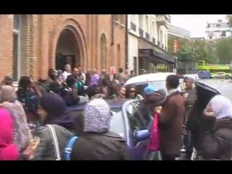 Des Mal-logés interpellent Benoist Apparu lors d'une inauguration Paris