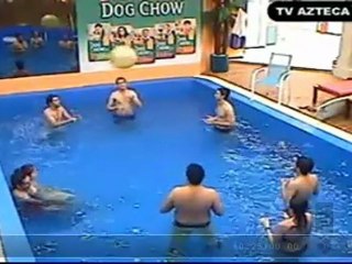 Esme y Johnny en la alberca 3 4