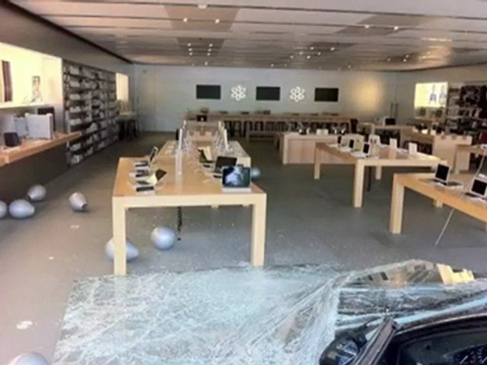 Ladrão invade loja da Apple de carro
