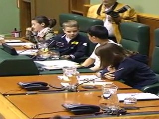 Escolares toman la voz en el Parlamento vasco para reflexionar "sobre lo que importa"