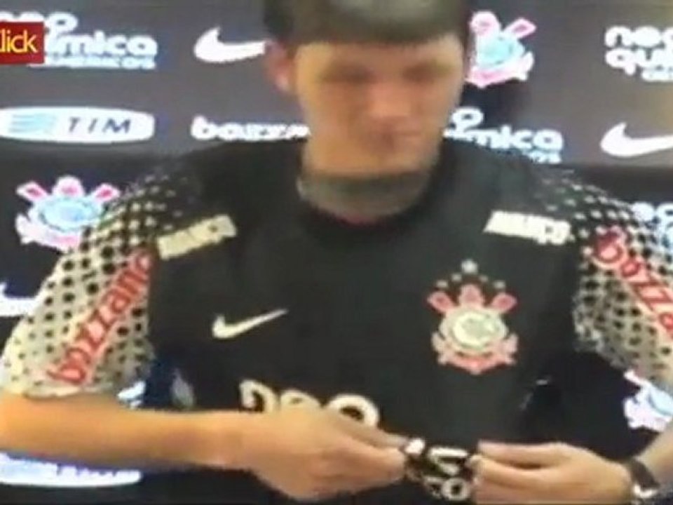 Renan chega ao Corinthians e mostra personalidade