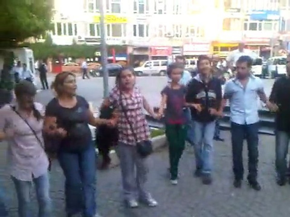 bursa_halay-GozaltilarSerbest-20110607