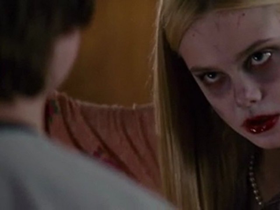 Super 8 - Extrait "Playing a Zombie" [VO|HD]