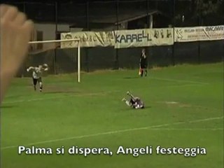 Portiere esulta mentre la palla entra in rete