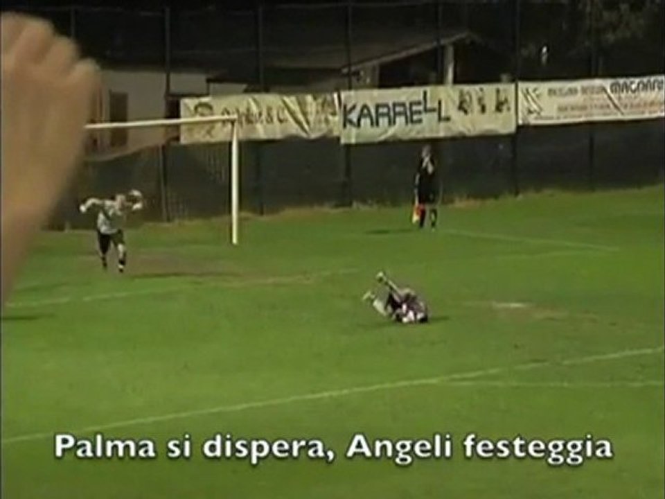 Portiere esulta mentre la palla entra in rete