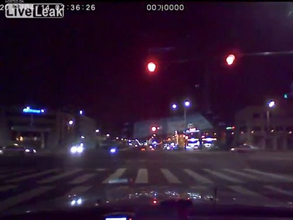 Unfall auf Kreuzung - Fahrer flüchtet Kollision mit Auto