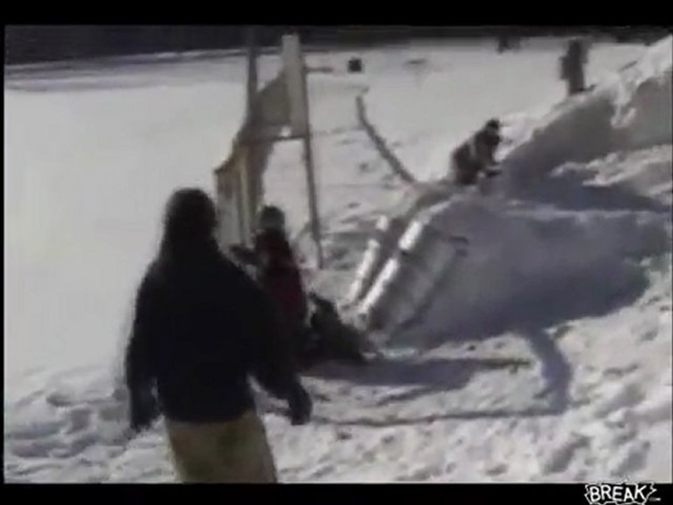 Snowboarder knallt gegen Zaun Fail