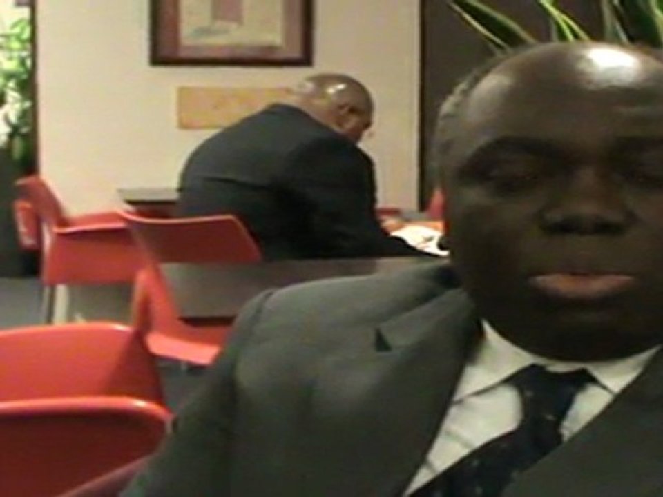 Jean Paul Moka rend visite à M'zée Victor Mpoyo à Paris