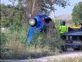 Muere un joven al volcar su coche en un río