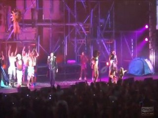 Ein Tänzer von der Bühne fallen Fail