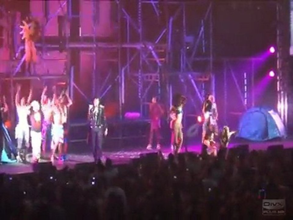 Ein Tänzer von der Bühne fallen Fail