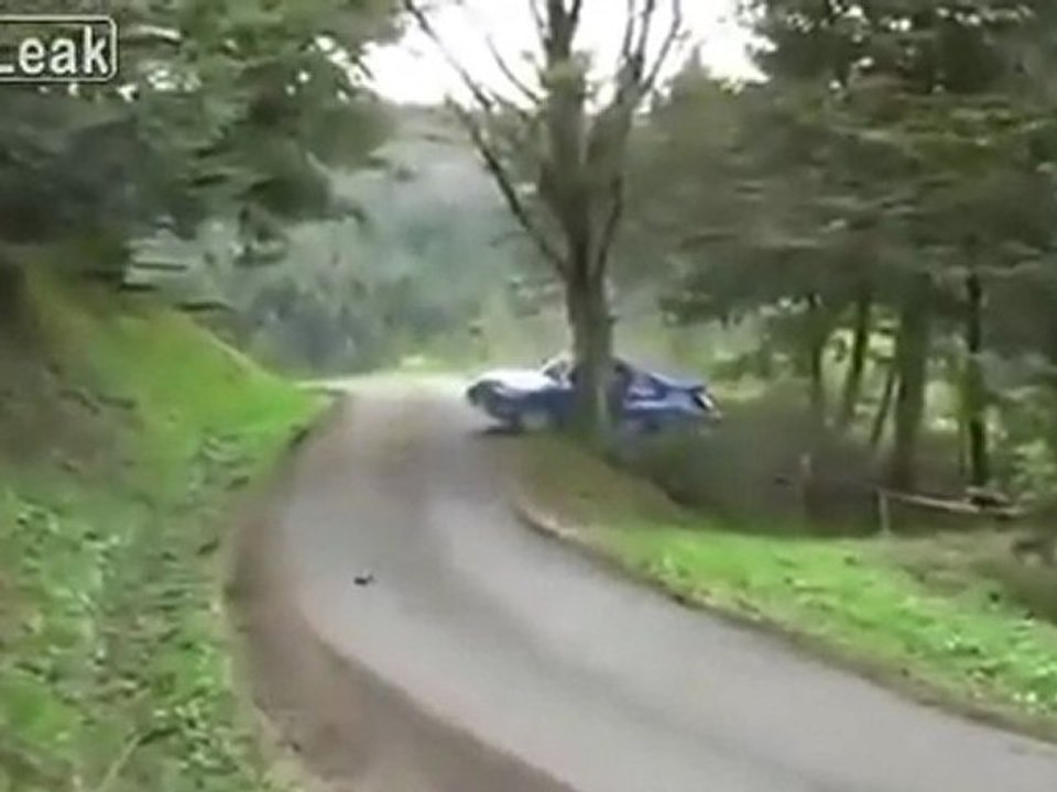 Rally Car Wrapped Around einen Baum.